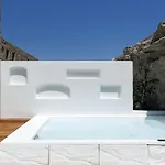 מלון דירות Whiteart 4*