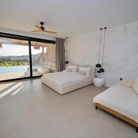 Whiteart Aparthotel 4*